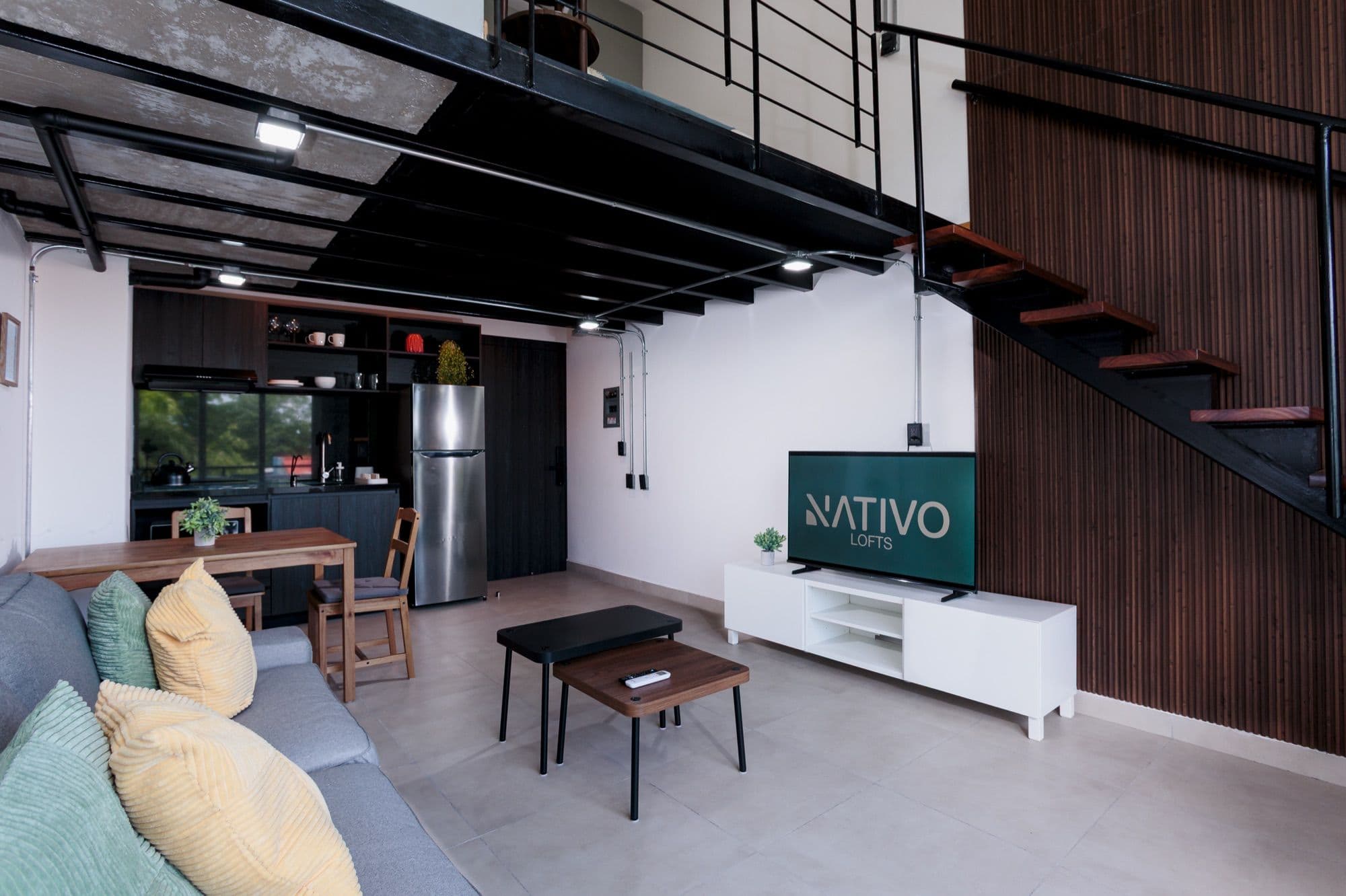Sala de Rio con mezzanine y escalera.