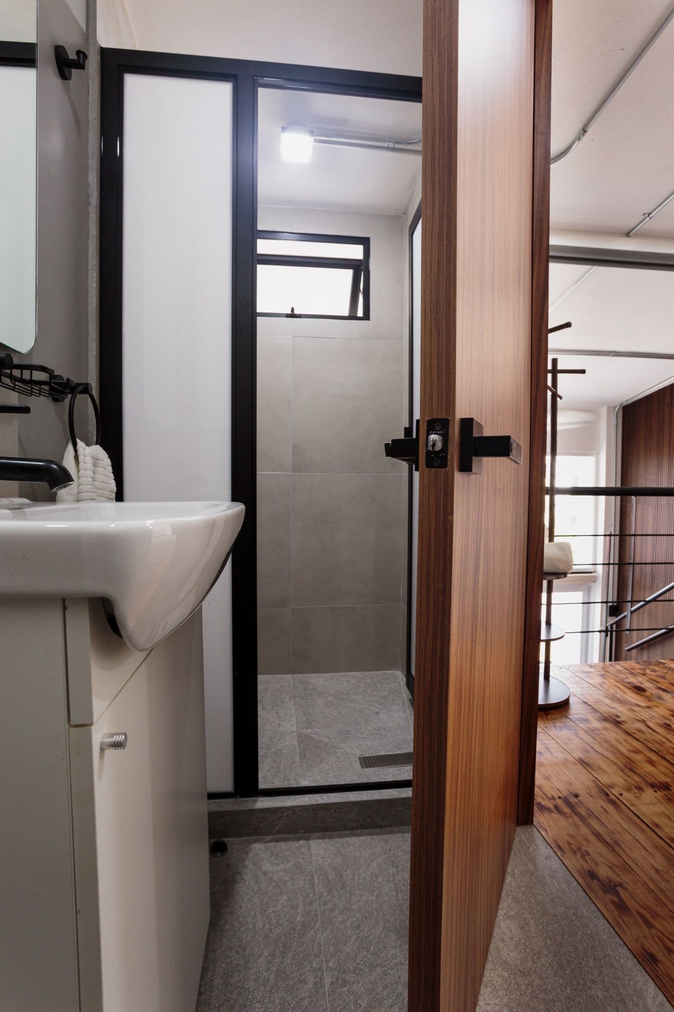 Baño de Luna con regadera de cancel de vidrio.